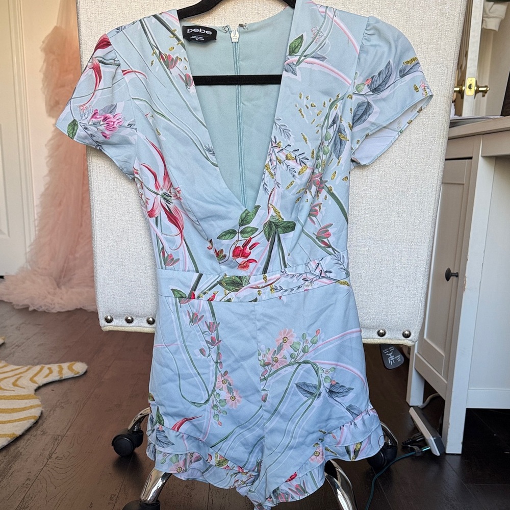 Bebe Floral Romper XXS 00 Blue Ruffle Deep V Flirty Vacation Date Night